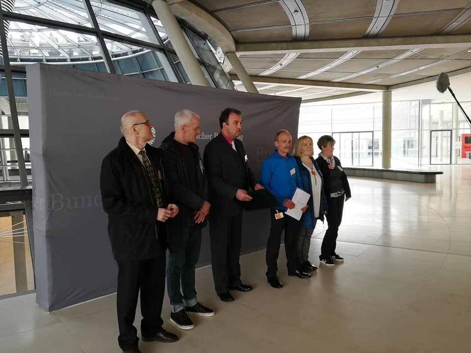 Foto Vorstand und Unterstützer vor der Petitionsübergabe 05.04.2018